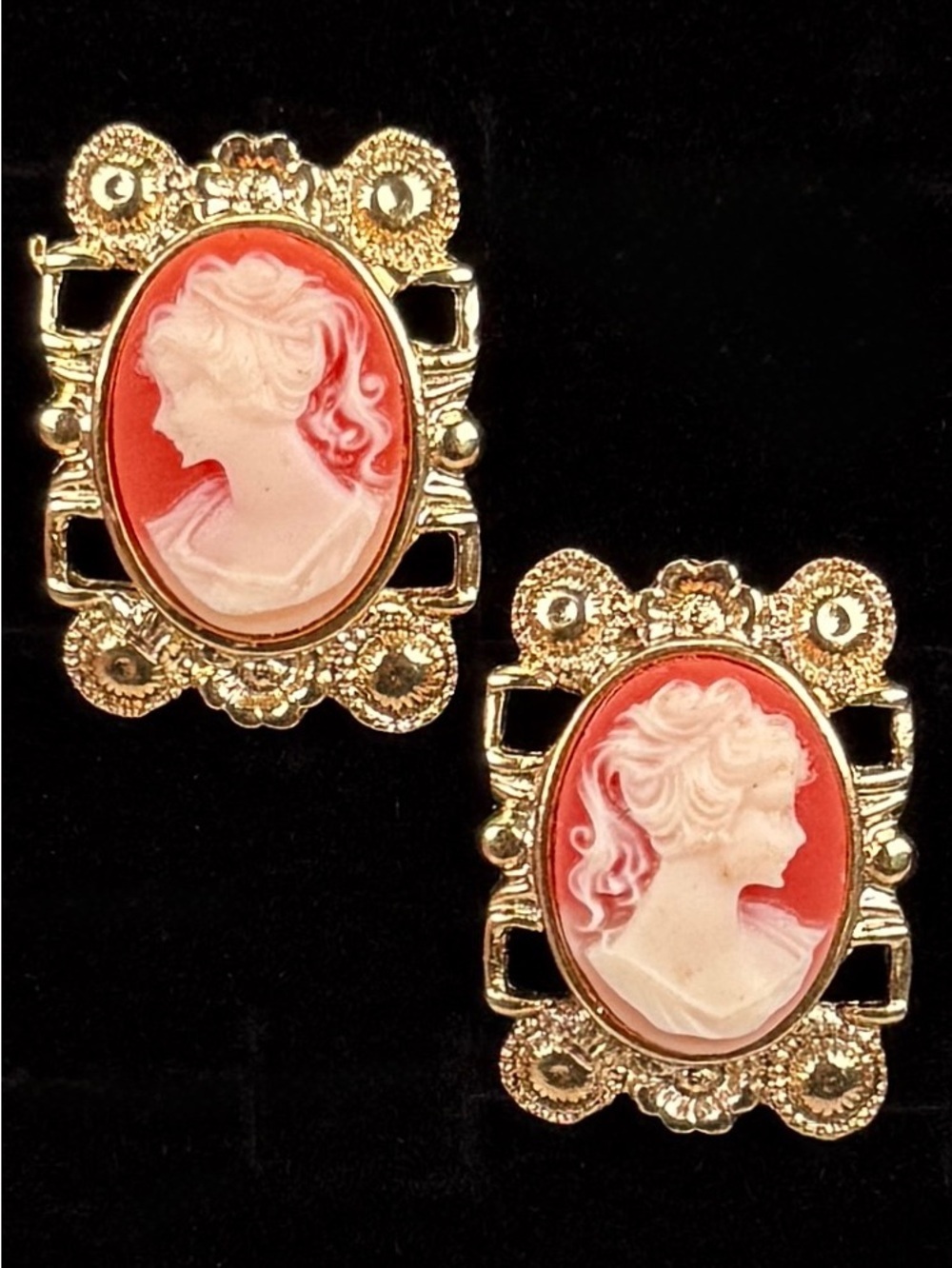 Pretty goldtone, cream and light coral pink cameo pierced earrings